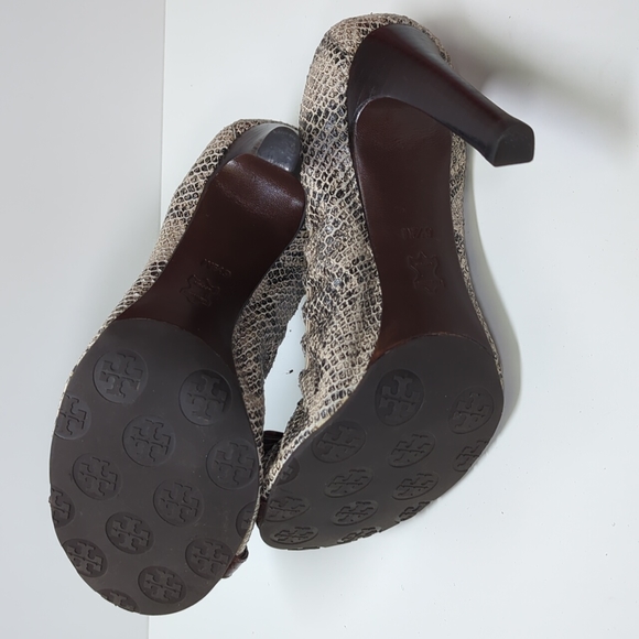 Tory Burch Scalloped Bow Accent Heels - Picture 7 of 11